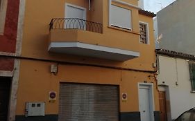 casa de tres habitaciones con parking bajo la casa